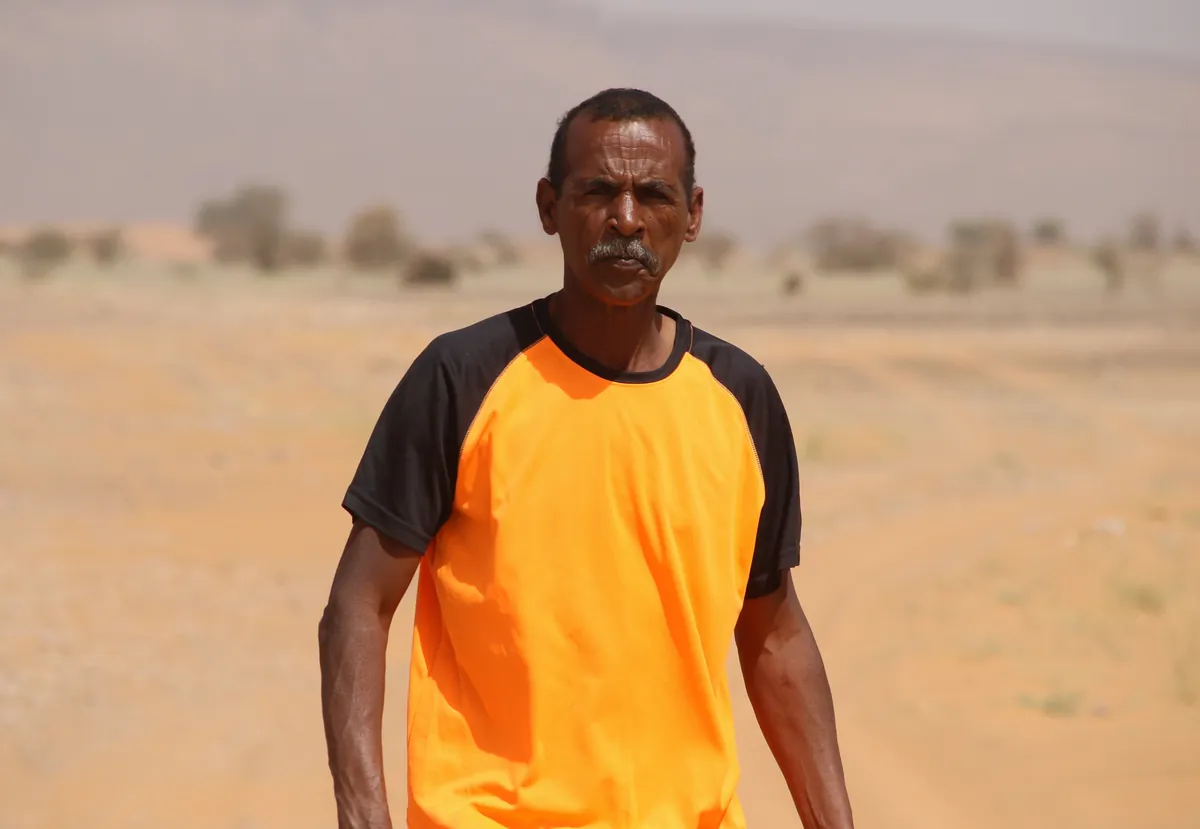 Mohamed Boydya, fondateur de l'agence Les Randonneurs, sur une piste du désert mauritanien