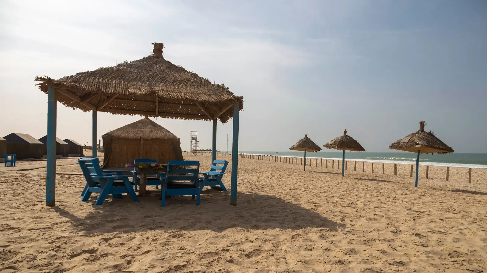 Plage déserte de la côte mauritanienne sous le soleil