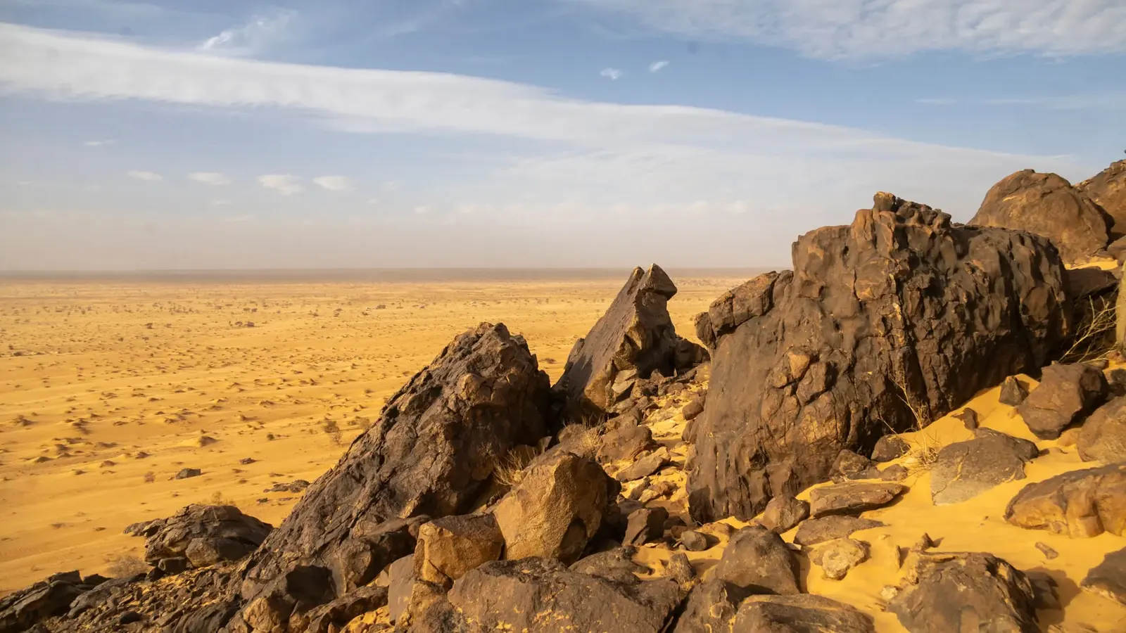 Monolithe de pierre dressé dans le désert mauritanien